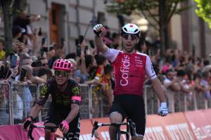 Sorpresa al Giro d'Italia: la fuga arriva fino a Lucca, vince il francese Thomas