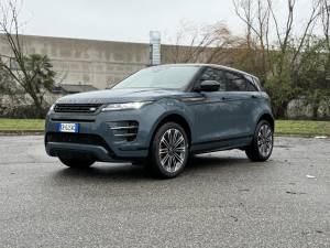 Range Rover Evoque 2024: si alza la qualità e il comfort è da 10 e lode, anche plug-in