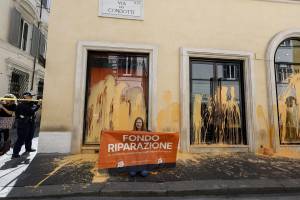 Ecovandali all'attacco: blitz di Ultima Generazione contro i negozi di lusso a Roma