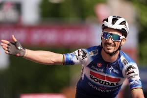 Giro, tappa capolavoro di Alaphilippe: il francese vince a braccia alzate a Fano