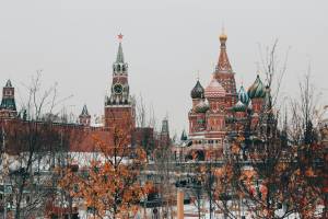 Dalle tv alle ong: le prossime sanzioni Ue per fermare la propaganda filo-Cremlino