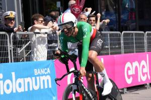 Giro, Ganna batte anche Pogacar: l’azzurro vince la cronometro di Desenzano