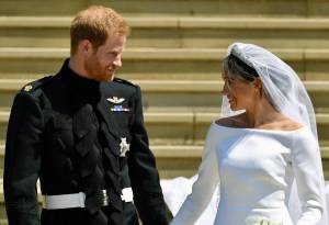  "Troppo bianco per una divorziata". La frecciata della regina Elisabetta contro Meghan