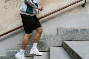 Fare le scale una volta al giorno riduce il rischio di alcune malattie (soprattutto negli over 60): lo studio