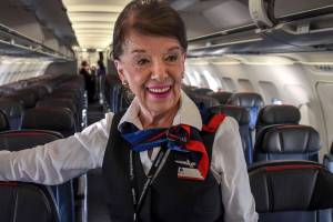 88 anni, 64 in volo con American Airlines: muore Bette, l'hostess più anziana del mondo