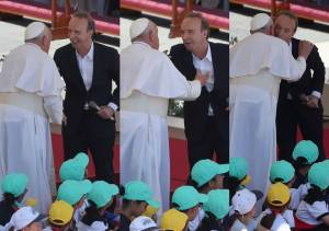 "Non può toccare il Papa". Benigni infrange il divieto e bacia papa Francesco