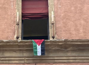 Bandiera palestinese sul Comune: bufera sulla sinistra a Bologna