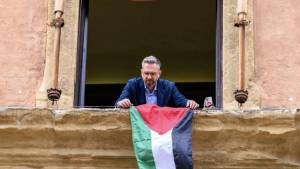 Il sindaco di Bologna si schiera. Bandiera palestinese in Comune