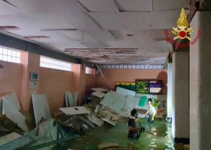 Il crollo e il boato: tragedia sfiorata in una piscina di Bari. Tre feriti
