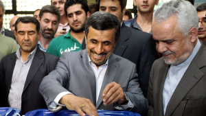 Ahmadinejad ci riprova: presenta la sua candidatura alle presidenziali iraniane