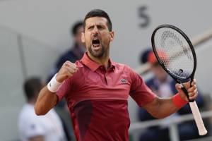 Roland Garros, Djokovic non molla mai: rimonta Cerundolo e vince in 5 set. Per Sinner sorpasso rimandato