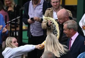 Farage contestato, donna gli getta milkshake sulla faccia