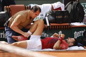 Djokovic operato al menisco: salta Wimbledon, nel mirino le Olimpiadi