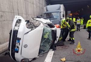 Milano, scontro tra camion e auto: due morti e due feriti gravi