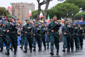 "Tutti fascisti". Il delirio degli antagonisti contro i militari italiani