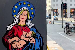 Il drappo blu e l'aureola europea: "Santa Giorgia" madonna laica nel graffito di Milano