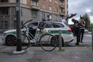 Ciclista investito da una moto a Milano: è gravissimo