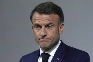 Macron, un presidente contro tutti: "Anche se perdo, non lascio"