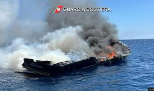 Lo yacht va a fuoco in mare, Stefania Craxi e il marito salvati dalla Guardia Costiera