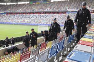 Coltelli e bombe carta: fermati oltre 60 tifosi italiani a Dortmund prima di Italia-Albania