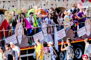 E il Gay Pride si trasforma in una sfilata contro il Papa e Israele