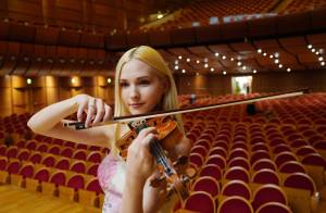 Chi è Anastasiya Petryshak, la violinista con il "pancione" che ha suonato al G7 con Bocelli