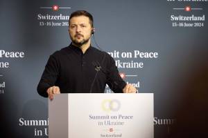 "Partecipi al prossimo vertice per la pace". Zelensky apre alla Russia