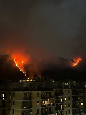 Napoli, incendio sulla collina dei Camaldoli: le fiamme lambiscono le case