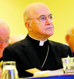 Il Vaticano scomunica monsignor Viganò: "È colpevole di scisma"