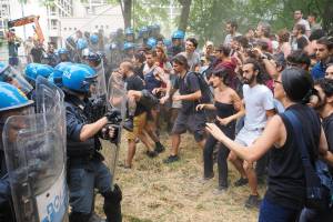 Poliziotti come bersagli a Bologna e Catania. Furia dei sindacati: "Attaccarci è diventato normale"