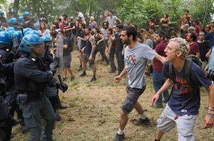 Scontri a Bologna tra polizia e attivisti: 11 agenti feriti