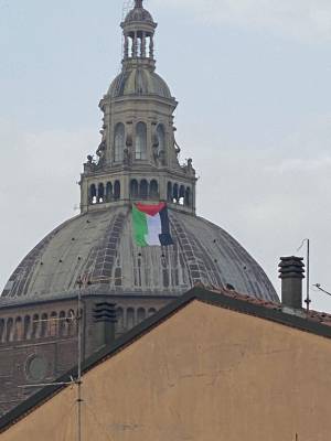 La bandiera della Palestina appesa sulla cupola del Duomo di Pavia