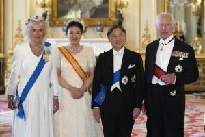"Una tiara controversa". La scelta di Camilla per il banchetto in onore degli imperatori del Giappone    