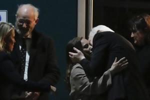 Il bacio tra Assange e Stella: "Deve abituarsi alla libertà"