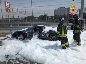 Mestre, la Ferrari 296 GTS esplode e prende fuoco: le immagini choc