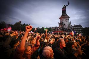 Aggressioni, cortei e polizia. Il voto blindato agita Parigi