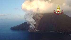 Stromboli in eruzione: l'enorme colonna di nube e cenere fin sul mare