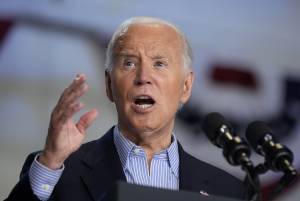 Biden non pensa al ritiro: "Solo se me lo chiede l'Onnipotente"