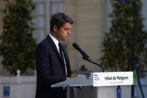 Francia, Attal si dimette ma Macron gli chiede di restare "per il momento"