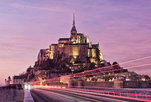 Mont Saint Michel in Francia uno dei sette santuari situati sulla Linea Sacra di San Michele. Una linea retta che divide in due l'Europa dedicati a San Michele Arcangelo 