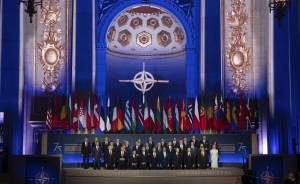 L'adesione "irreversibile" di Kiev, gli aiuti e l'avviso alla Cina: la Nato trova l'accordo