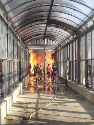 Ancora fiamme nei Cpr: straniero in via di espulsione incendia il centro di Gradisca