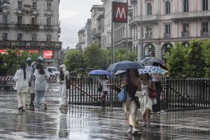 Breve ondata di maltempo su Milano, turisti colti di sorpresa in centro