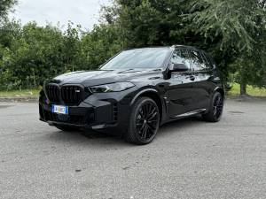 BWM X5 M60i: si aggiorna dentro, fuori e con il nuovo V8 biturbo regala grandi soddisfazioni