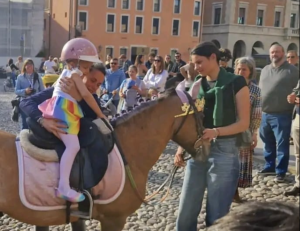 La piccola Sara Cantagalli diventata per un giorno "principessa di Ferrara" (Foto tratta dalla pagina Facebook del sindaco di Ferrara Alan Fabbri)