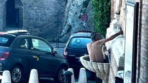 Perugia, si spoglia e si lava in una fontana del '600: l'inciviltà del turista