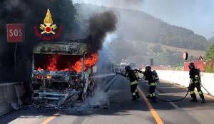 Incendio di un camion in A1, traffico in tilt tra Firenze e Mugello