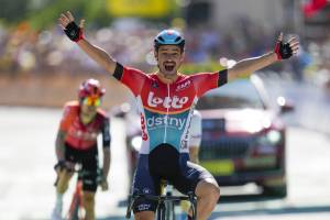 Tour de France, a Barcelonnette Campenaerts batte in volata Kwiatkowski