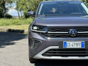 Nuova Volkswagen T-Cross 2024: tanto spazio e allestimento più ricco, guarda il video in pillole