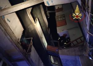 Crolla ballatoio a Scampia: 2 morti e 13 feriti nella Vela Celeste